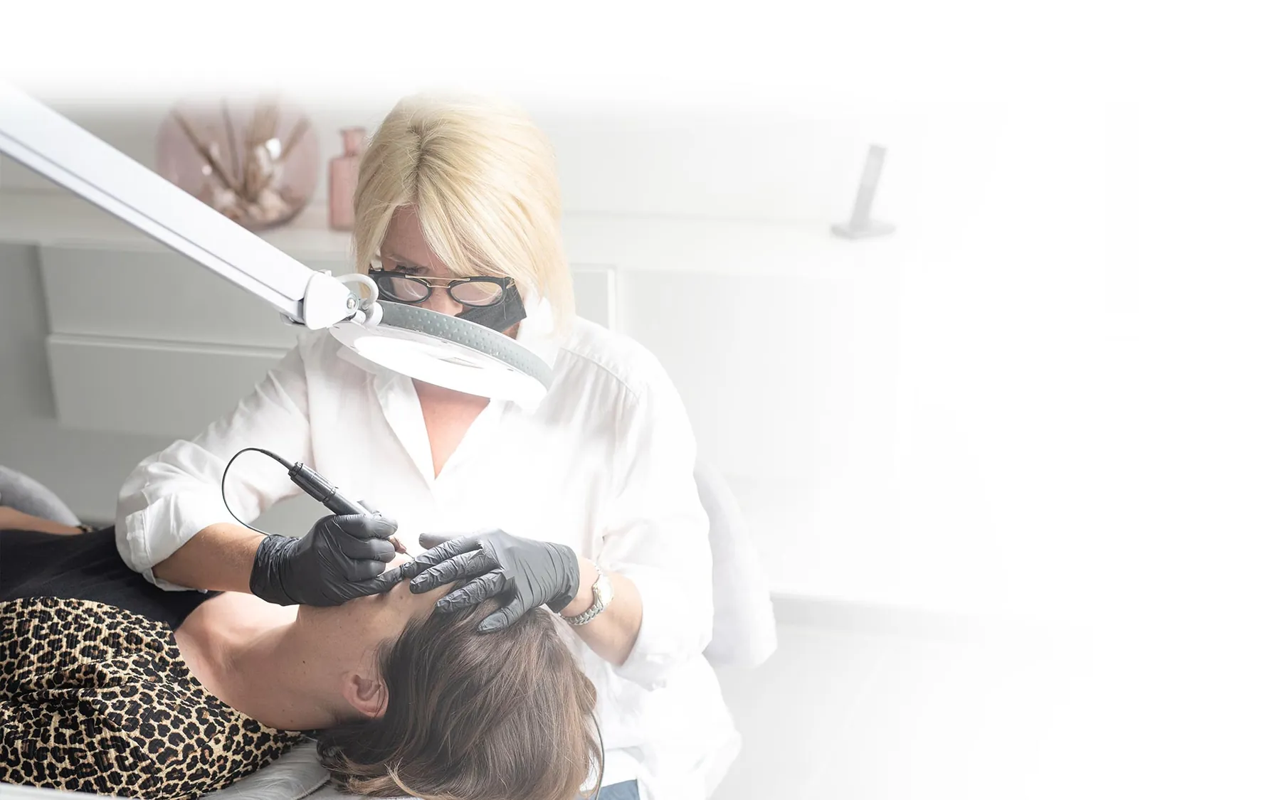 Sabine Hiebl bei einer Permanent Make-Up Behandlung der Augenbrauen