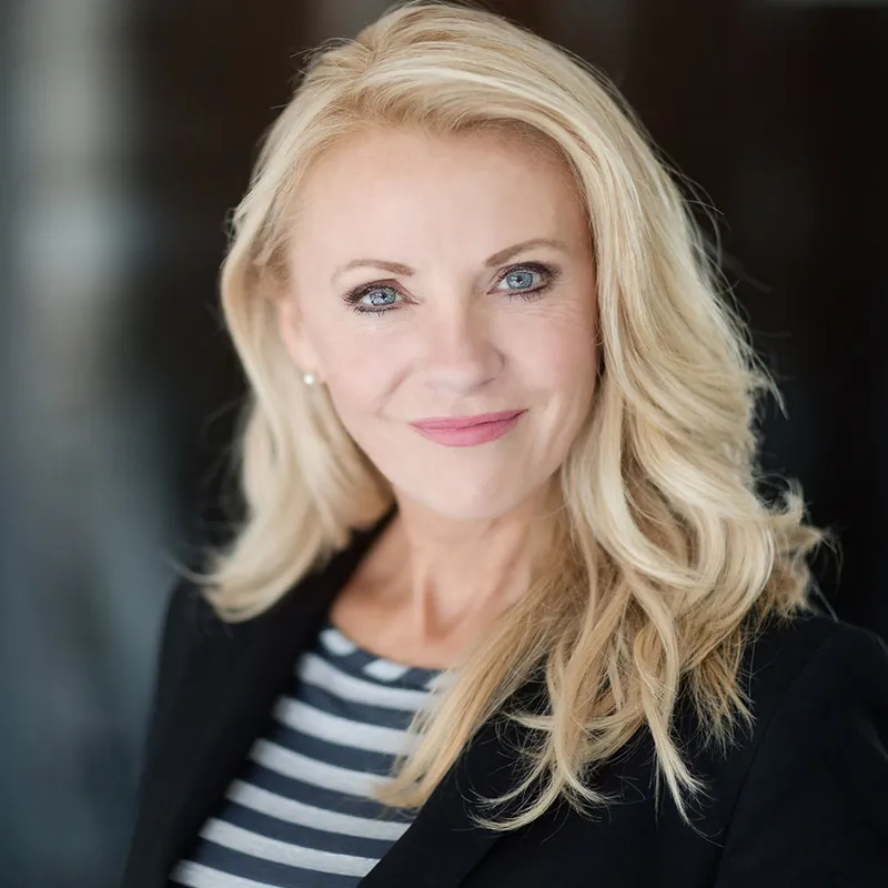 Frau mitten im Leben mit Permanent Make-Up